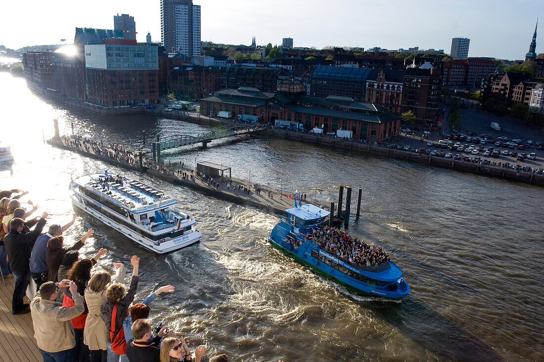 Blick über winkende Passagiere auf Boote und den Hafen, Hamburg, Deutschland