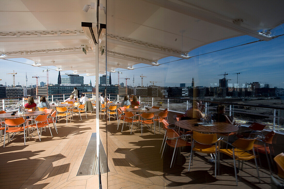 Das Sonnendeck des Kreuzfahrtschiffs und Hafengebäude spiegeln sich in einer Glasscheibe, Hamburg, Deutschland