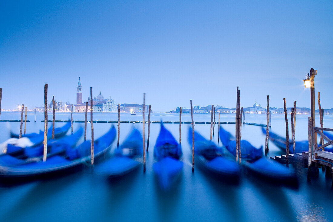 Gondelanleger am Markusplatz mit Gondeln und Blick auf die Insel San Giorgio Maggiore, Venedig, Italien, Europa