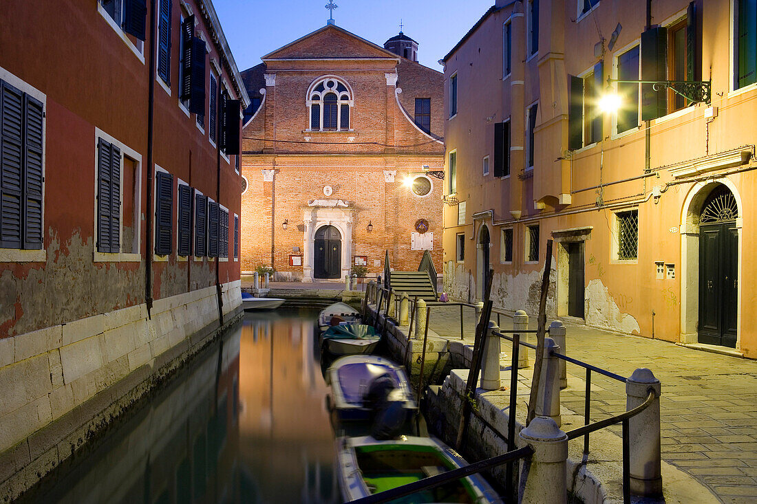 Häuser am Kanal entlang, Kirche im Hintergrund, Fondamenta dei Penini, Venedig, Italien, Europa