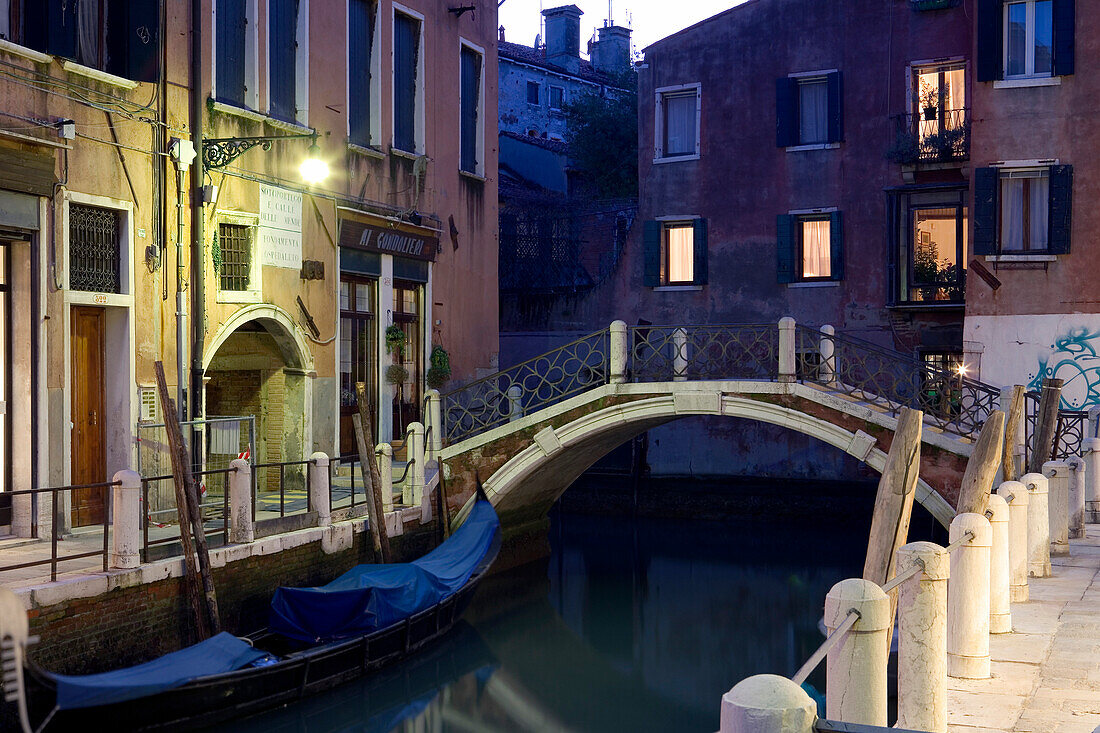 Häuser am Kanal entlang, Fondamenta Ospedaleto, Venedig, Italien, Europa