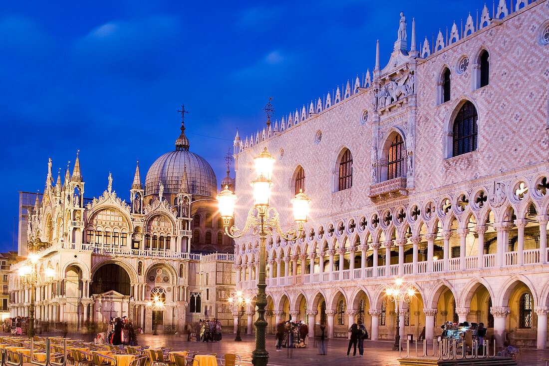 Markusplatz, Piazza San Marco, mit Markusdom, Basilica San Marco, und Dogenpalast, Palazzo Ducale, Venedig, Italien, Europa