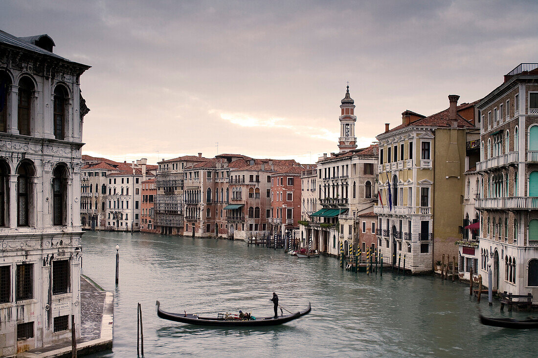 Europa, Italien, Venedig, Blick über den Canal Grande mit Palazzo Camerlenghi, links, im Hintergrund Chiesasi S. Giovanni Grisostomo, Venedig, Italien, Europa