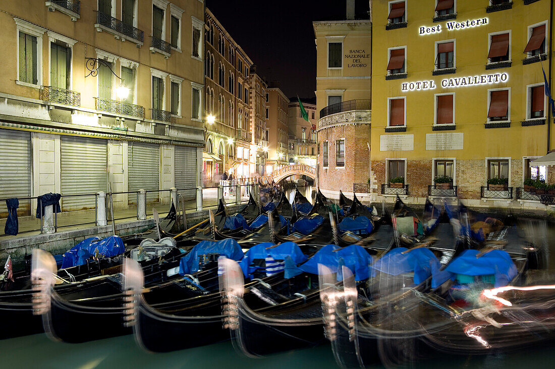 Gondeln im Bacino Orseolo (Servizio Gondole), Venedig, Italien, Europa