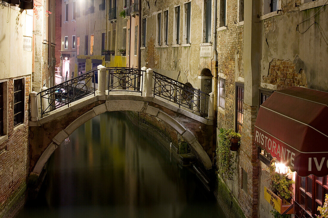 Häuser am Kanal entlang, Ponte de le Colonne, Venedig, Italien, Europa