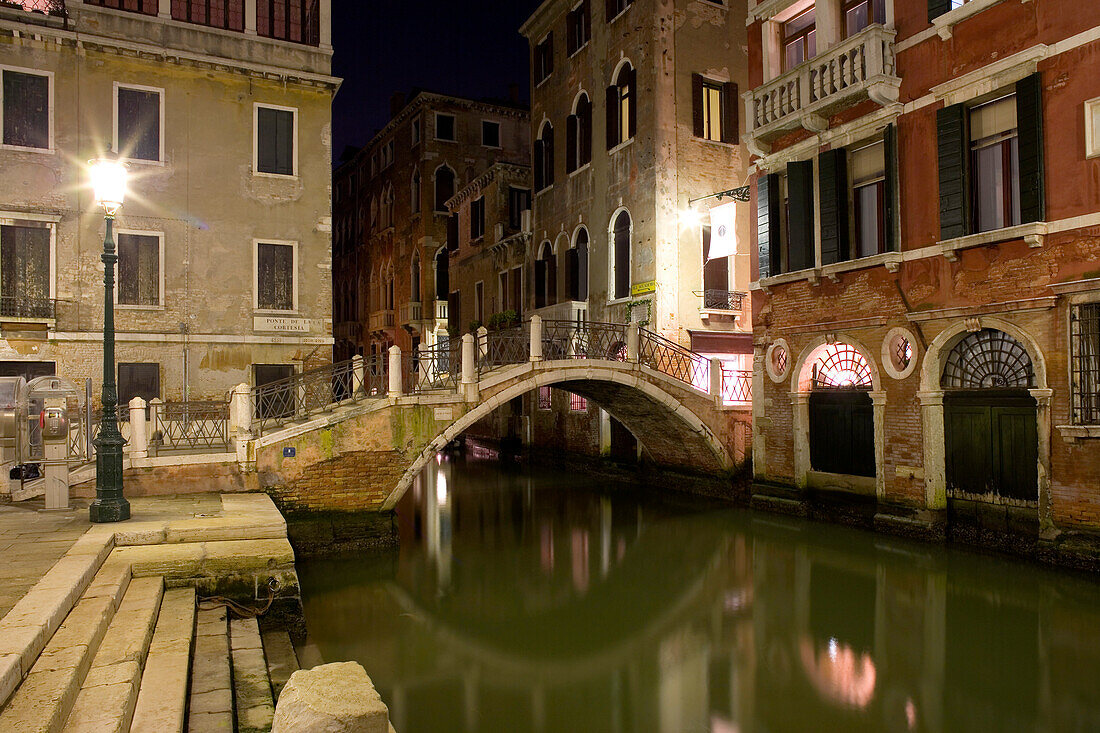 Häuser am Kanal entlang, Ponte de la Cortesia am Campo Manin, Venedig, Italien, Europa