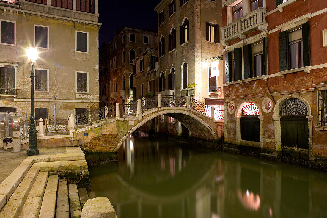 Houses along a narrow canal, Ponte de la Cortesia am Campo Manin, Venice, Italy, Europe