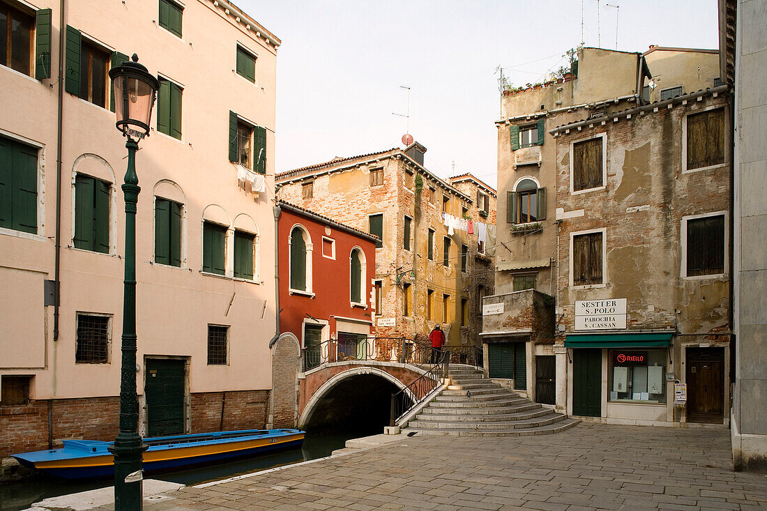 Häuser am Kanal entlang, Parochia San Cassan, Venedig, Italien, Europa