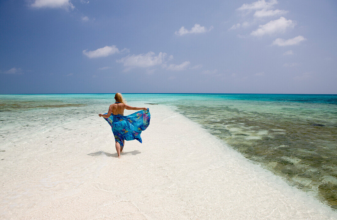 Touristin am Strand von Bikini, Marschallinseln, Bikini Atoll, Mikronesien, Pazifik