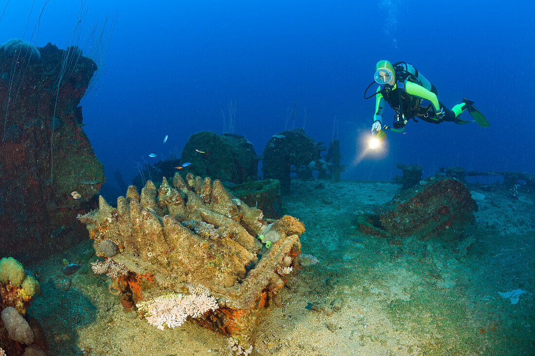 Scharfe Muniton und Taucher auf der USS Carlisle, Marschallinseln, Bikini Atoll, Mikronesien, Pazifik