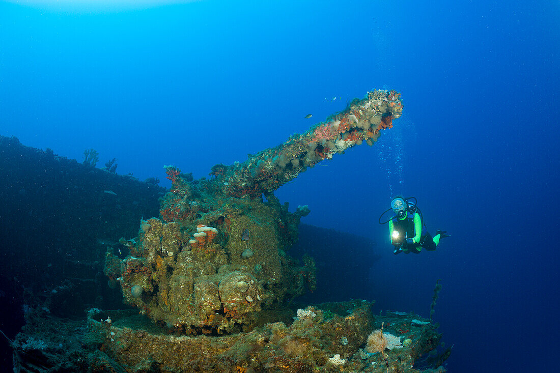 Taucher an einem 5-Zoll Geschuetz der USS Saratoga, Marschallinseln, Bikini Atoll, Mikronesien, Pazifik