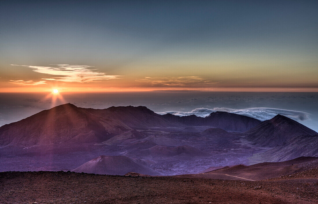 Sonnenaufgang am Haleakala Vulkan, Maui, Hawaii, USA