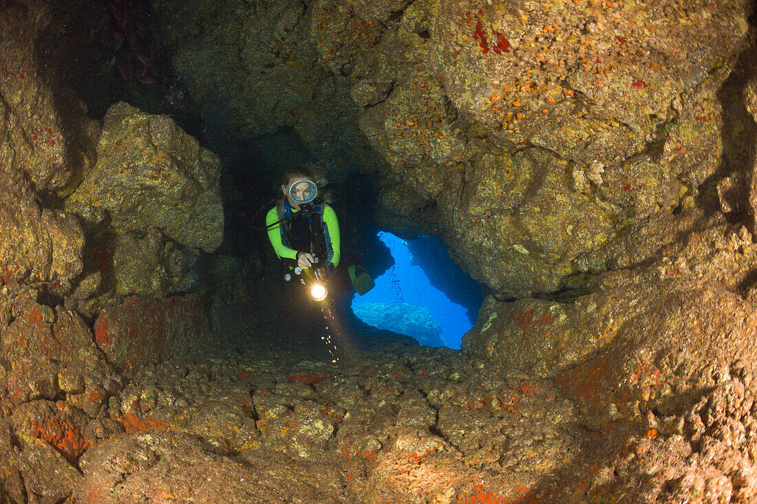 Taucher in Unterwasser-Lavahoehle, Kathedrale von Lani, Maui, Hawaii, USA