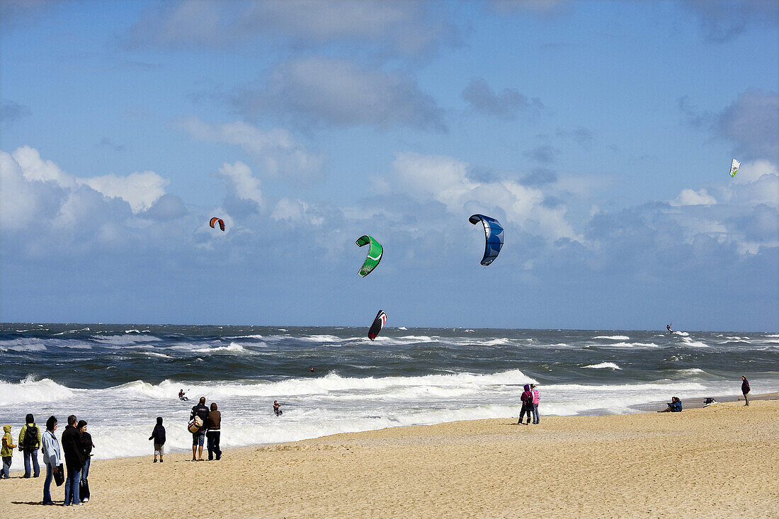 Kite-Surfer am Strand von Westerland, Sylt, Schleswig-Holstein, Deutschland