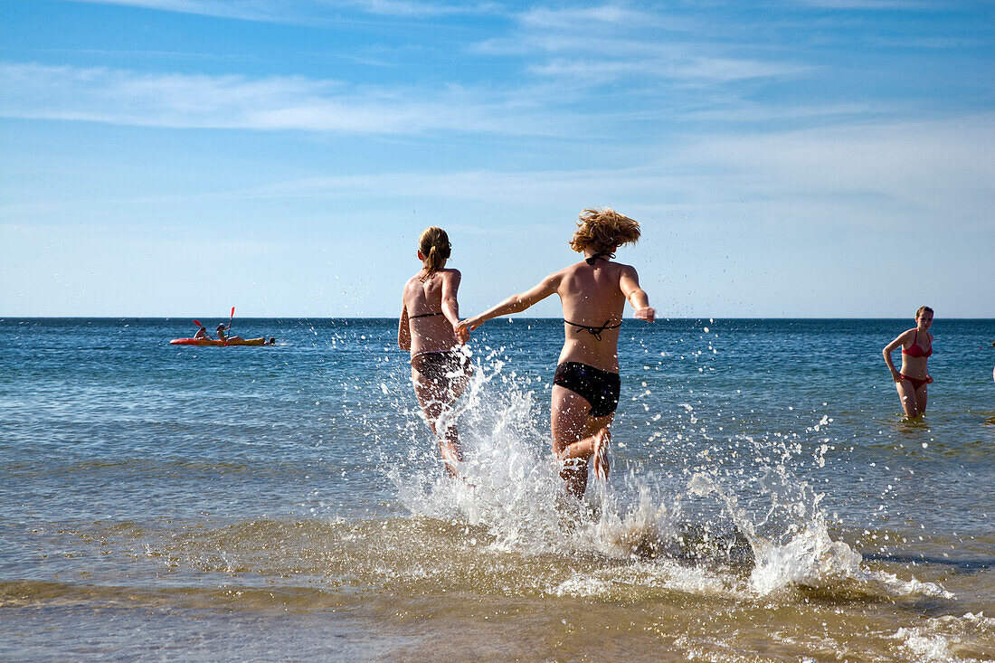 Frauen laufen ins Wasser, Westerland, Sylt, Nordfriesland, Schleswig-Holstein, Deutschland