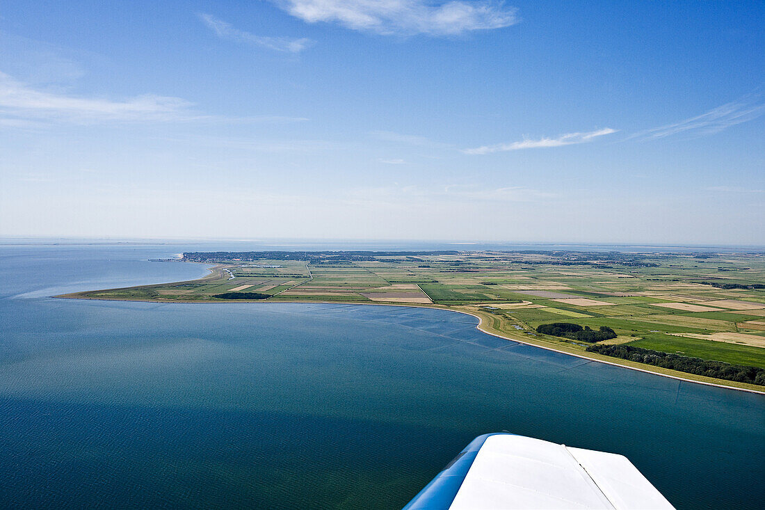 Blick aus einen Flugzeug auf Föhr, Schleswig-Holstein, Deutschland