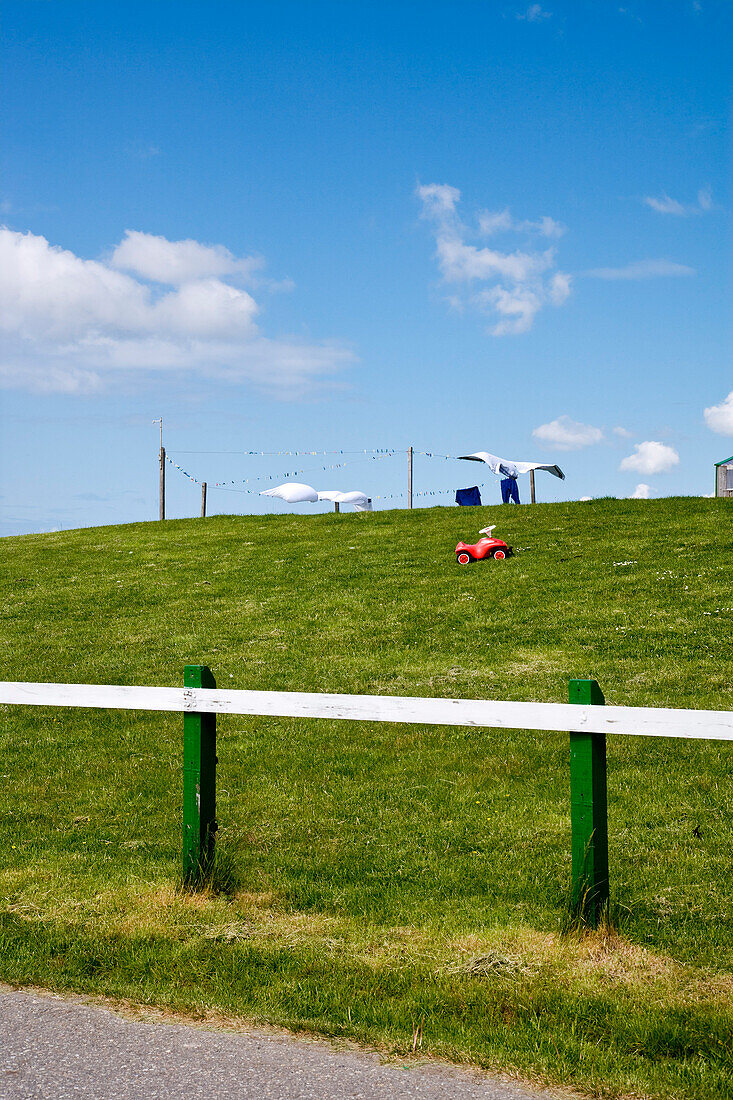 Bobbycar auf Hallig Hooge, Nordfriesland, Schleswig-Holstein, Deutschland