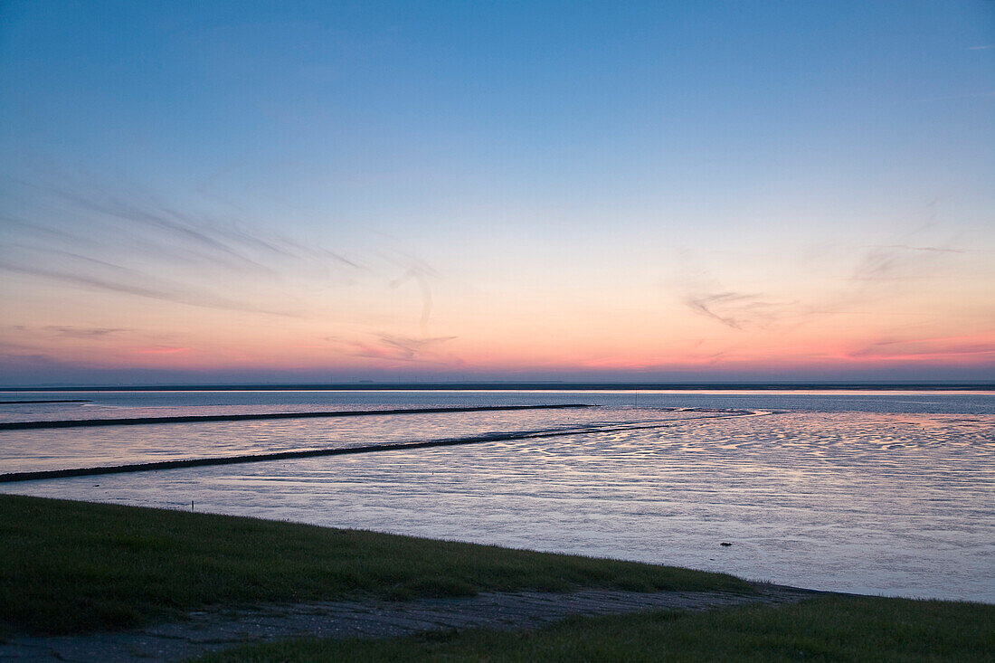 Sonnenuntergang über dem Wattenmeer, Nordstrand, Nordfriesland, Schleswig-Holstein, Deutschland