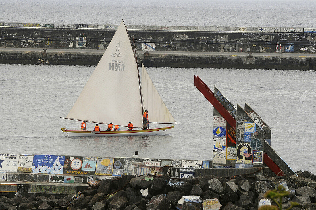 Segelschiff im Hafen von Horta, Insel Faial, Azoren, Portugal