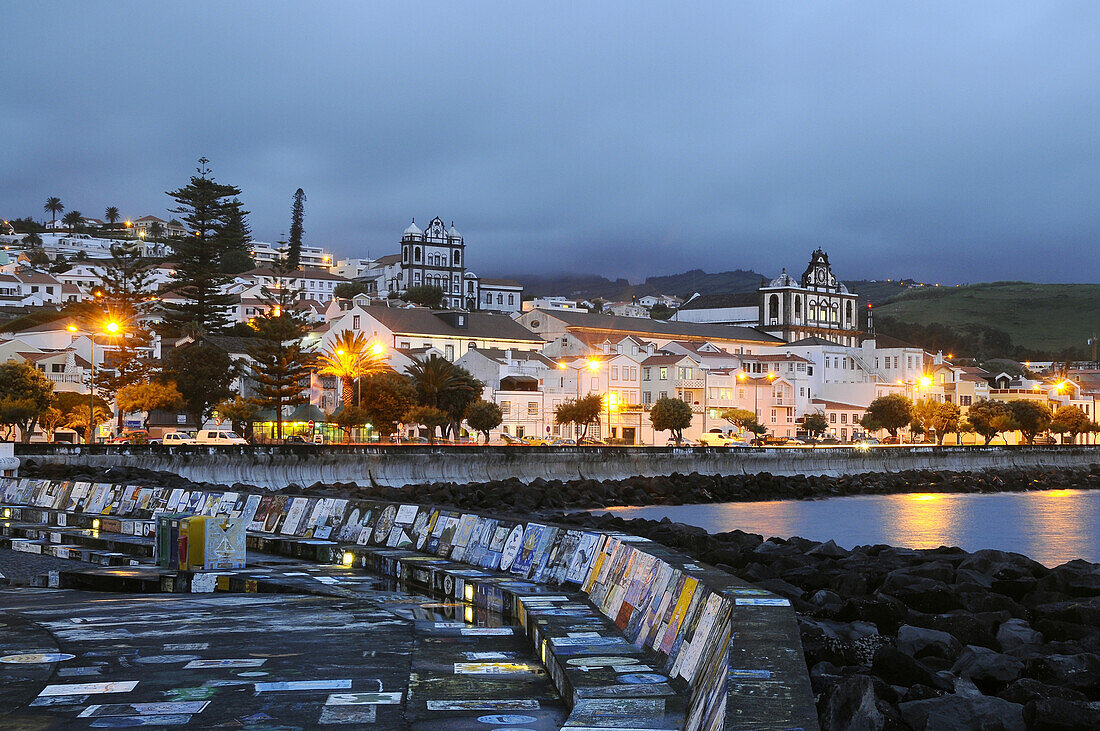 Hafen von Horta im Abendlicht, Insel Faial, Azoren, Portugal