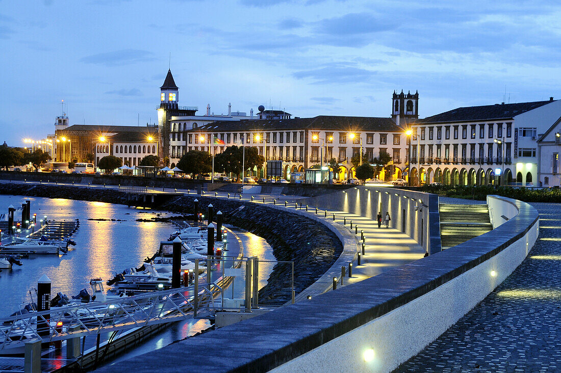 Hafenpromenade im Abendlicht, Ponta Delgada, Insel Sao Miguel, Azoren, Portugal
