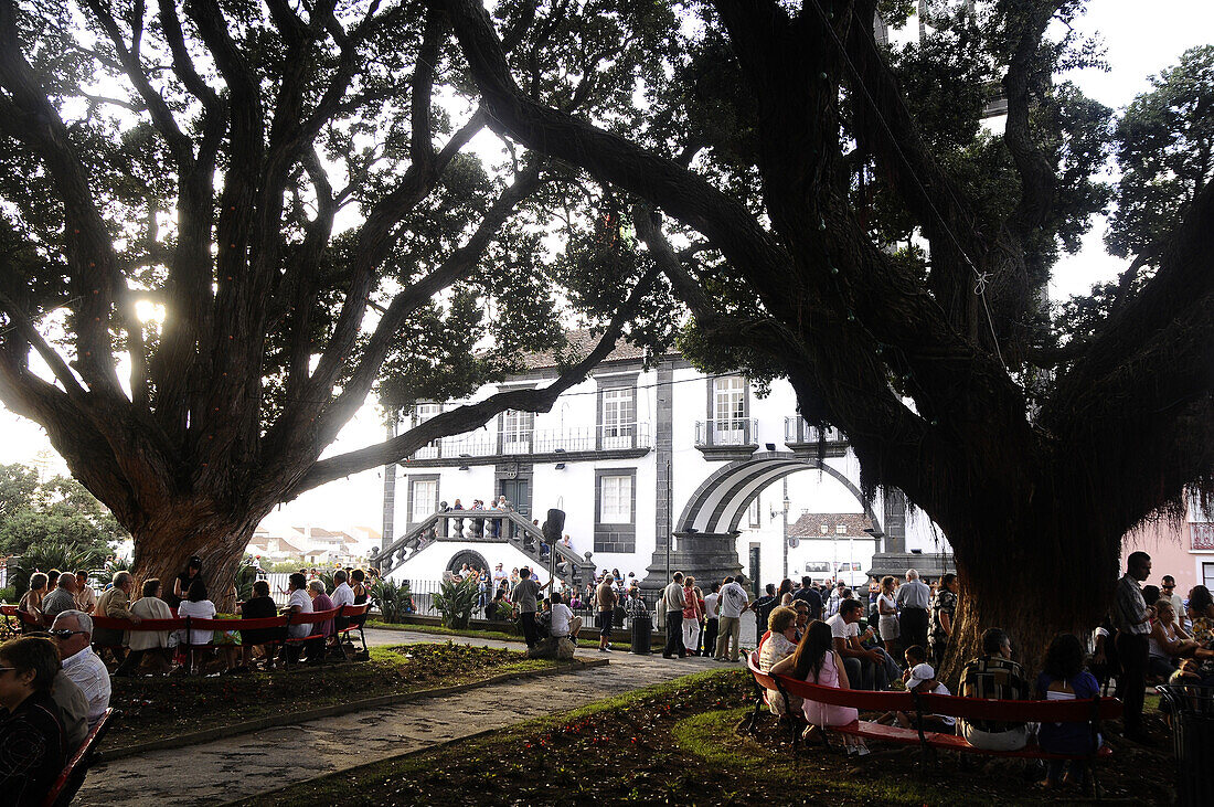 Leute vor dem Rathaus, Ribeira Grande, Nordküste, Insel Sao Miguel, Azoren, Portugal