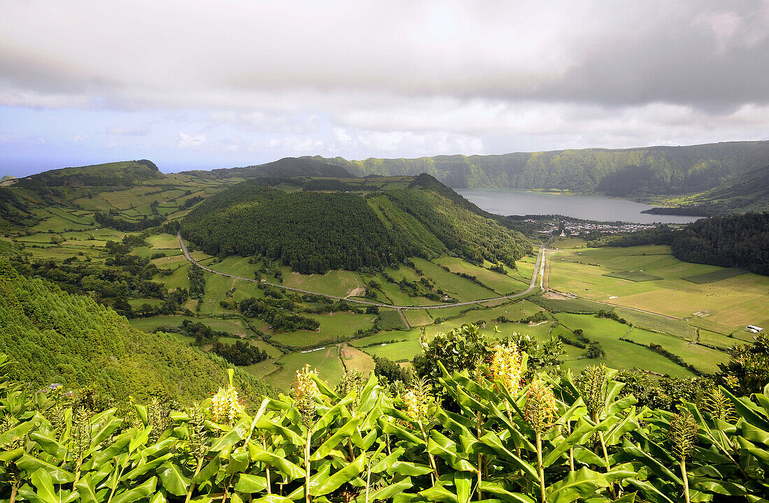 Caldeira mit Seen im Westteil der Insel Sao Miguel, Azoren, Portugal