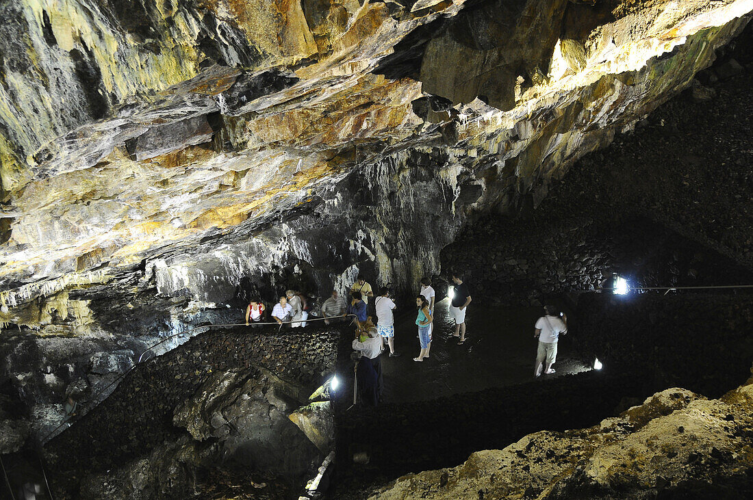 Touristen, Höhle Algar do Carvao, Serra do Moriao, Insel Terceira, Azoren, Portugal