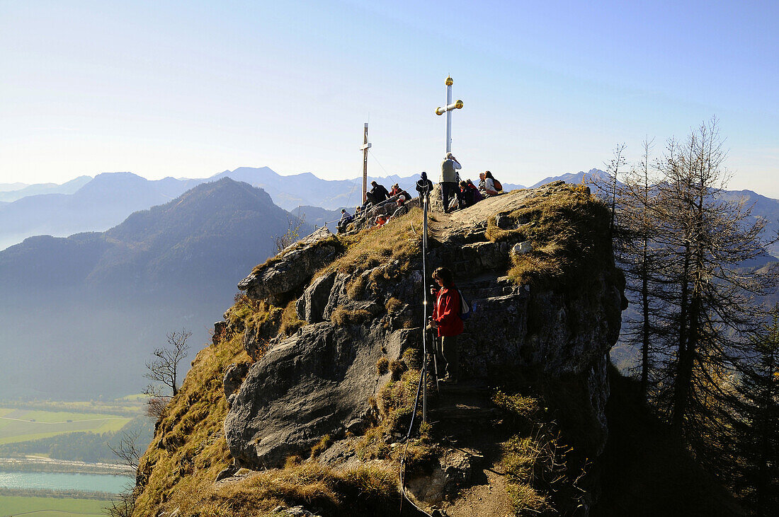 Leute beim Wandern am Kranzberg über dem Inntal, Oberbayern, Bayern, Deutschland