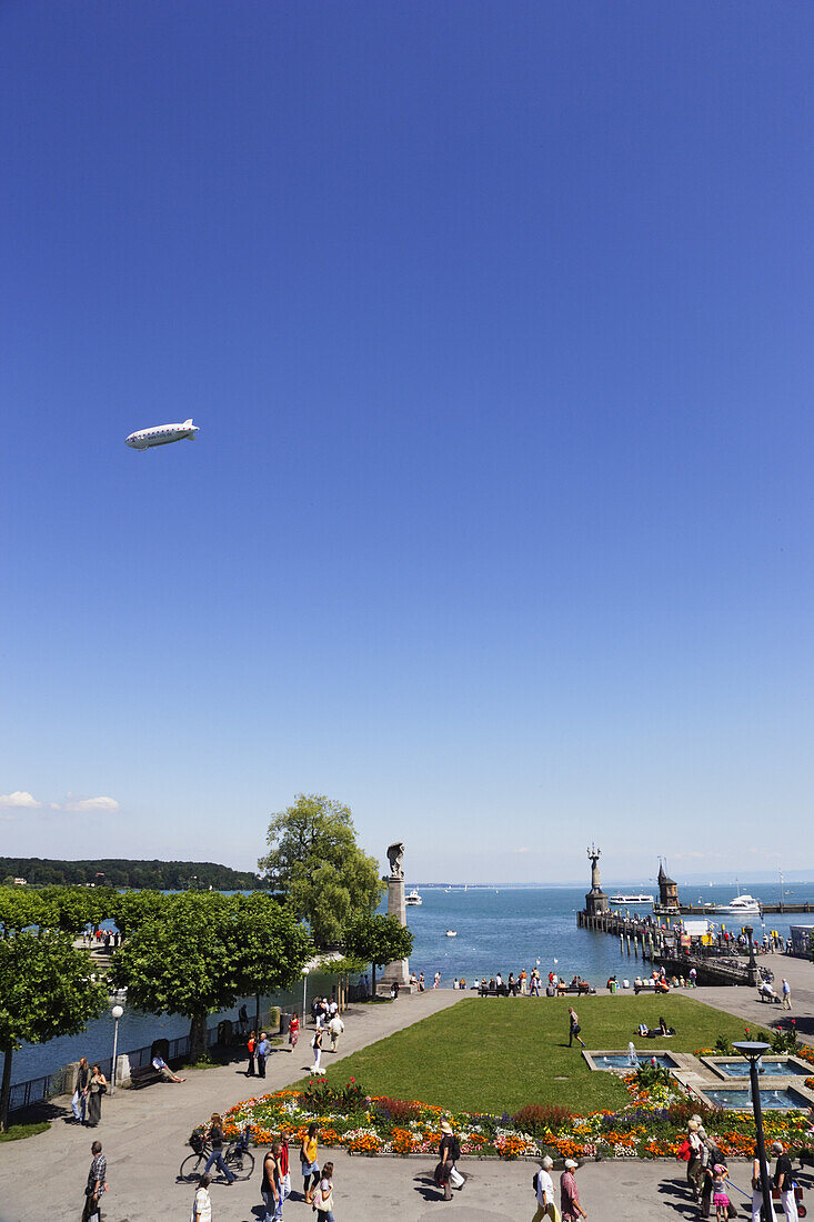 Luftschiff überfliegt Hafeneinfahrt, Konstanz, Baden-Württemberg, Deutschland