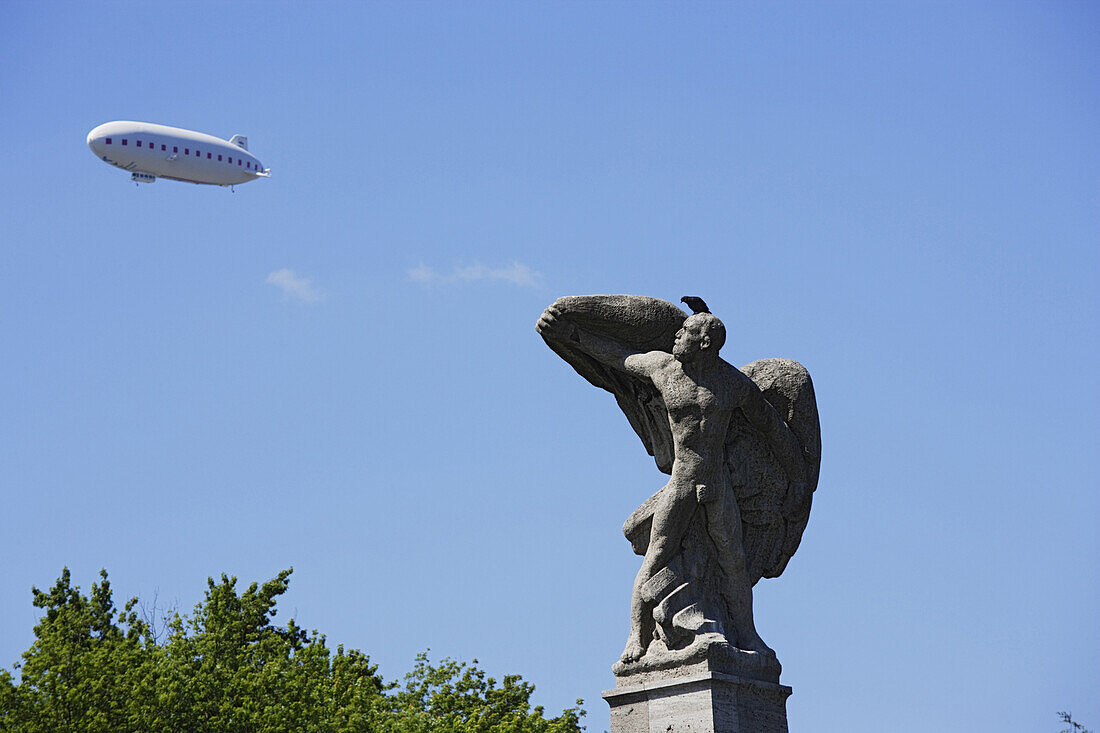 Zeppelindenkmal, Zeppelin am Himmel, Konstanz, Baden-Württemberg, Deutschland