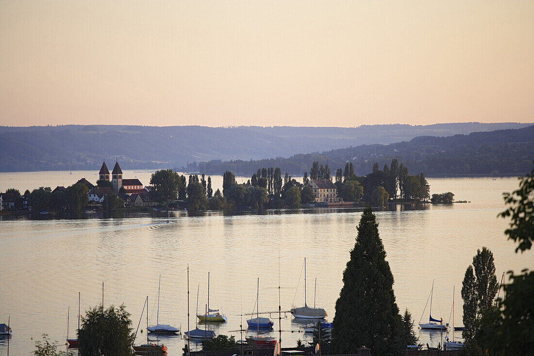 Blick auf Reichenau Niederzell mit St. Peter and Paul Church, Baden-Wurttemberg, Germany