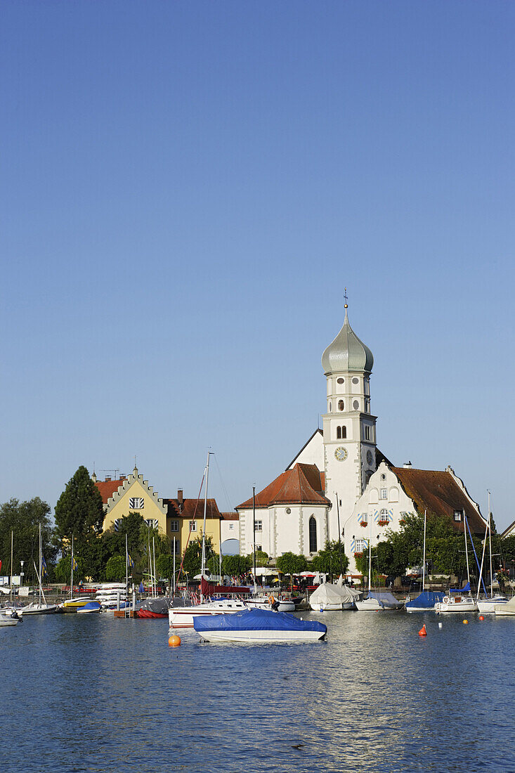 Blick über den Bodensee auf Wasserburg mit St. Georg Kirche, Bayern, Deutschland