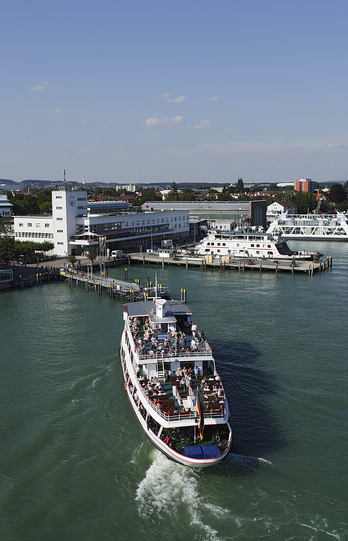Ausflugsboot läuft in Hafen ein, Zeppelinmuseum im Hintergrund, Friedrichshafen, Baden-Württemberg, Deutschland
