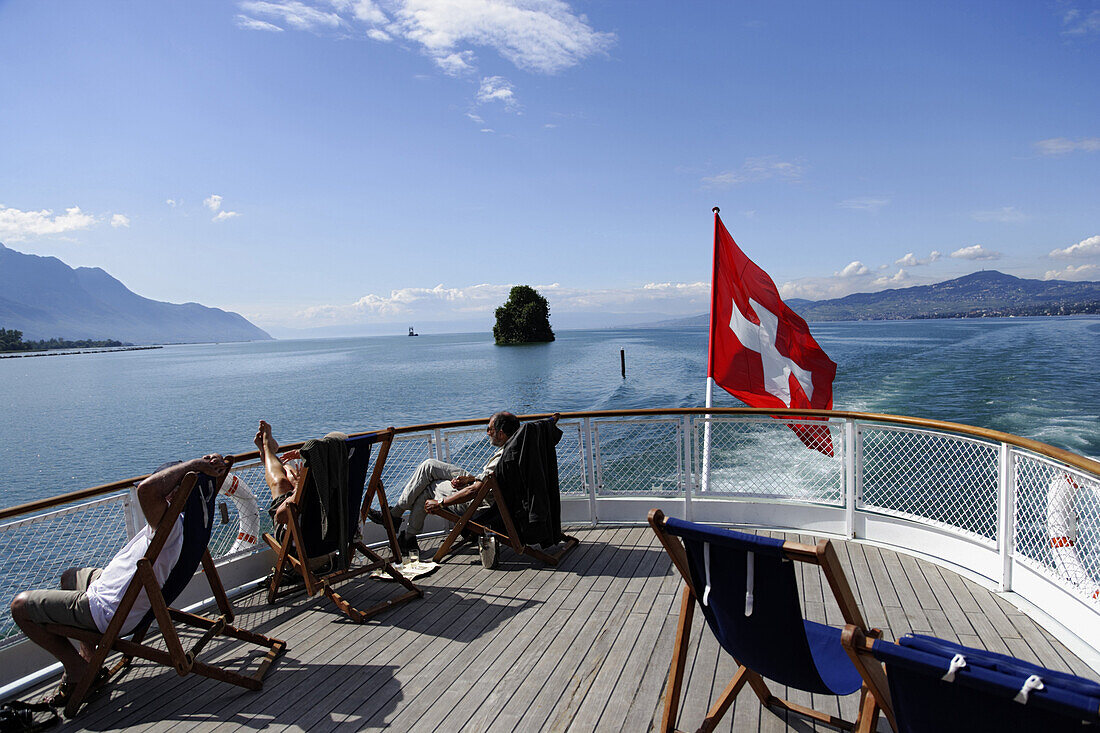 Passagiere entspannen auf einem Ausflugsboot, Kanton Waadt, Schweiz