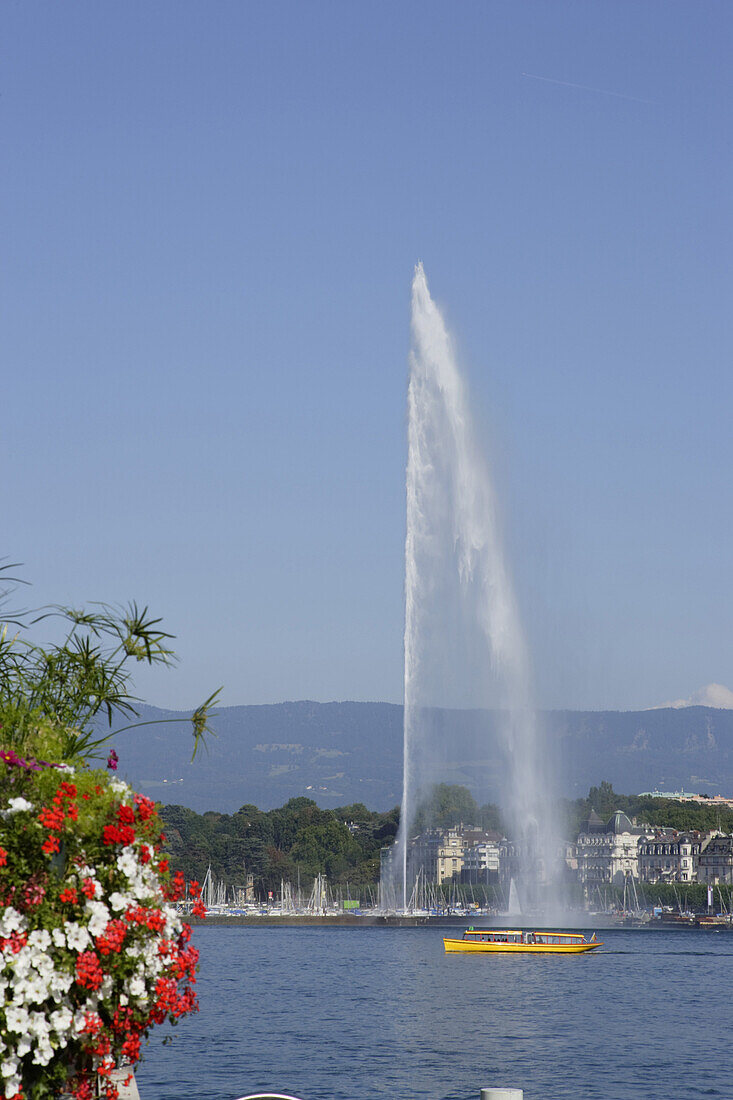 Jet d'Eau, one of the largest fountains in the world, Lake Geneva, Geneva, Canton of Geneva, Switzerland