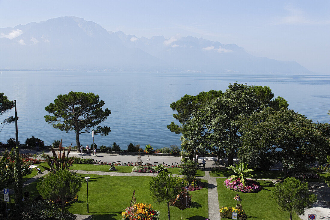 Blick über die Promenade auf den Genfersee, Montreux, Kanton Waadt, Schweiz