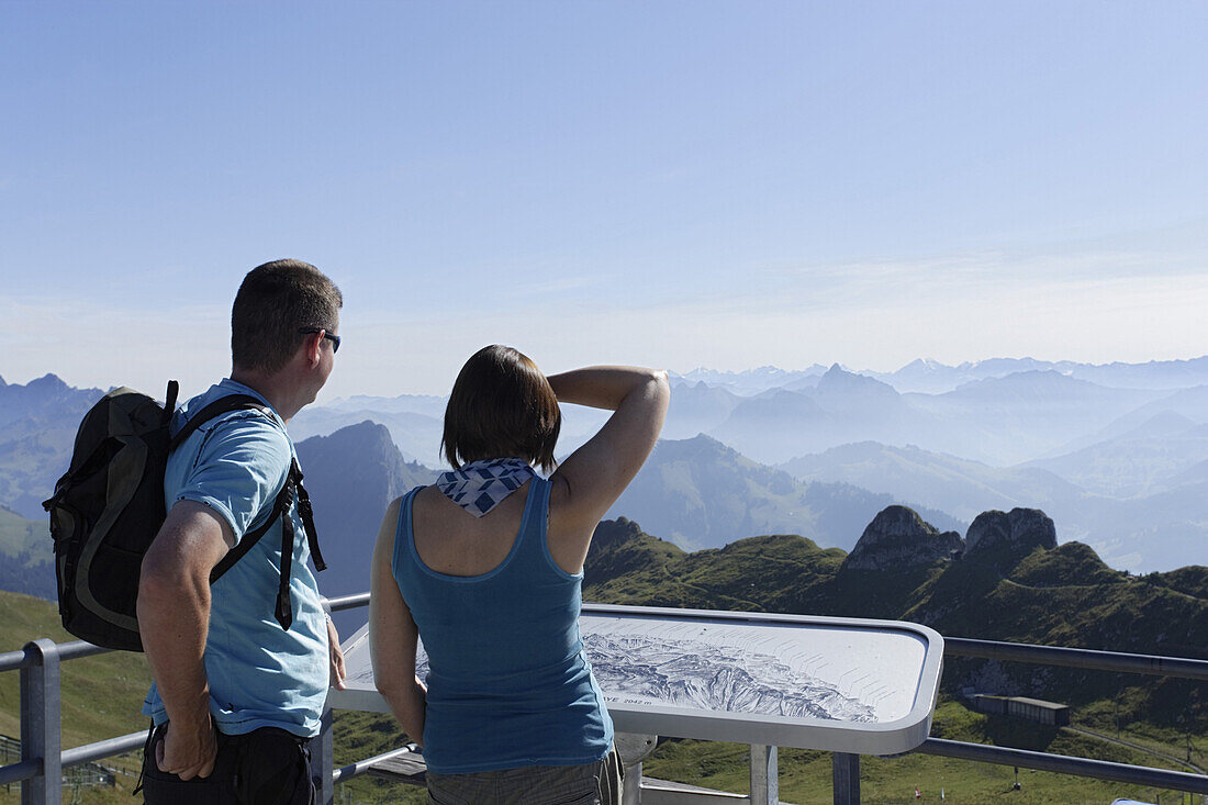 Wanderer bewundern Aussicht vom Gipfel des Rochers de Naye, Montreux, Kanton Waadt, Schweiz