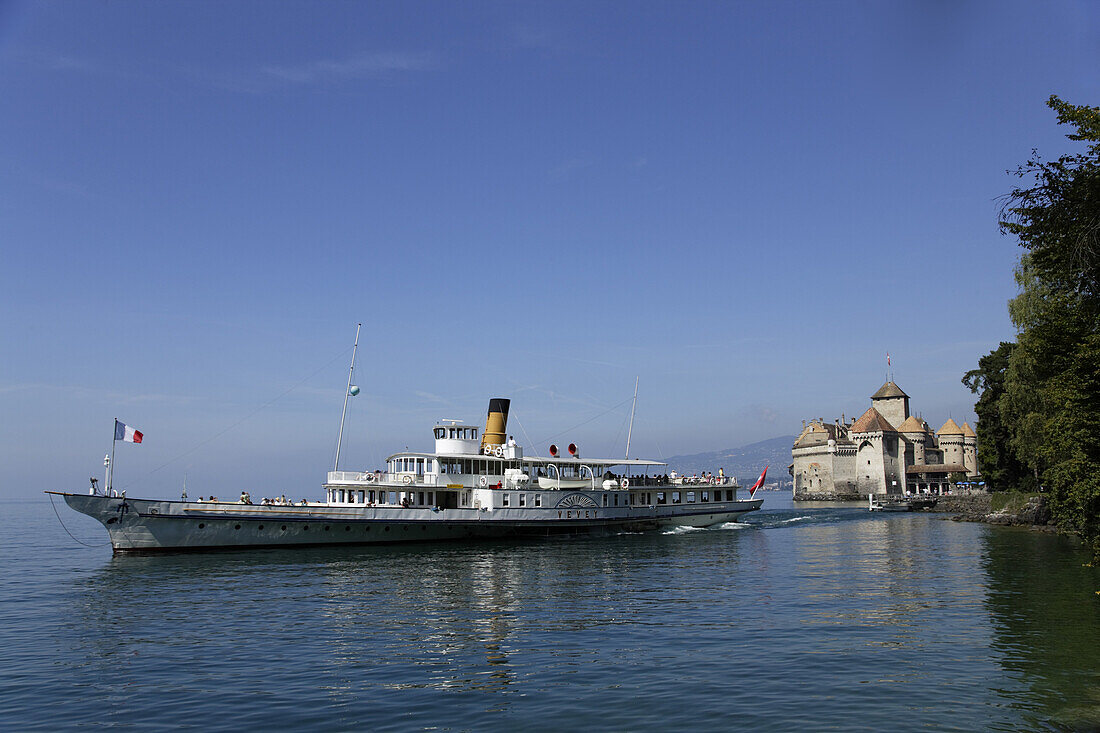 Ausflugsdampfer erreicht Schloss Chillon, Veytaux, Waadt, Schweiz