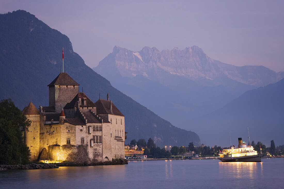 Schloss Chillon am Genfer See im Abendlicht, Veytaux, Waadt, Schweiz