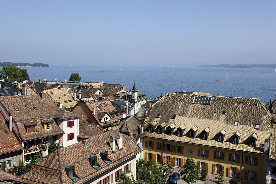 Blick über die Dächer von Nyon auf den Genfersee, Nyon, Kanton Waadt, Schweiz
