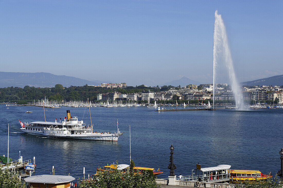 Ausflugsdampfer und Jet d’eau, Genfersee, Genf, Kanton Genf, Schweiz