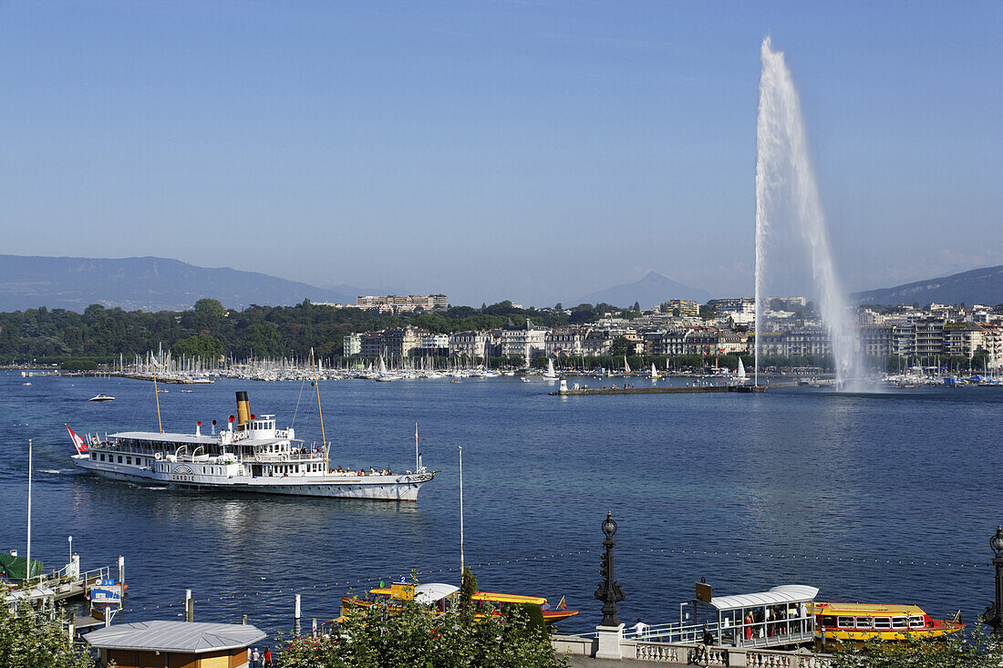 Excursion boat and Jet d'Eau, one of the largest fountains in the world, Lake Geneva, Geneva, Canton of Geneva, Switzerland