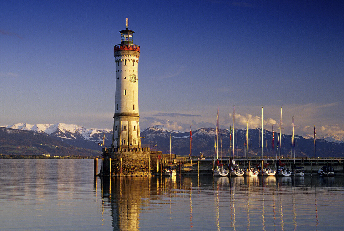 Leuchtturm an der Hafenausfahrt vor verschneiten Alpen, Lindau, Bodensee, Baden-Württemberg, Deutschland