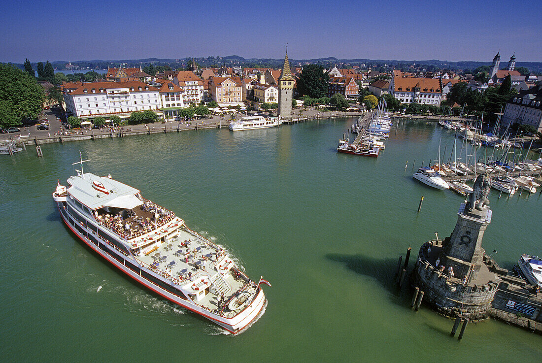 Ausflugsschiff im Hafenbecken im Sonnenlicht, Lindau, Bodensee, Baden-Württemberg, Deutschland