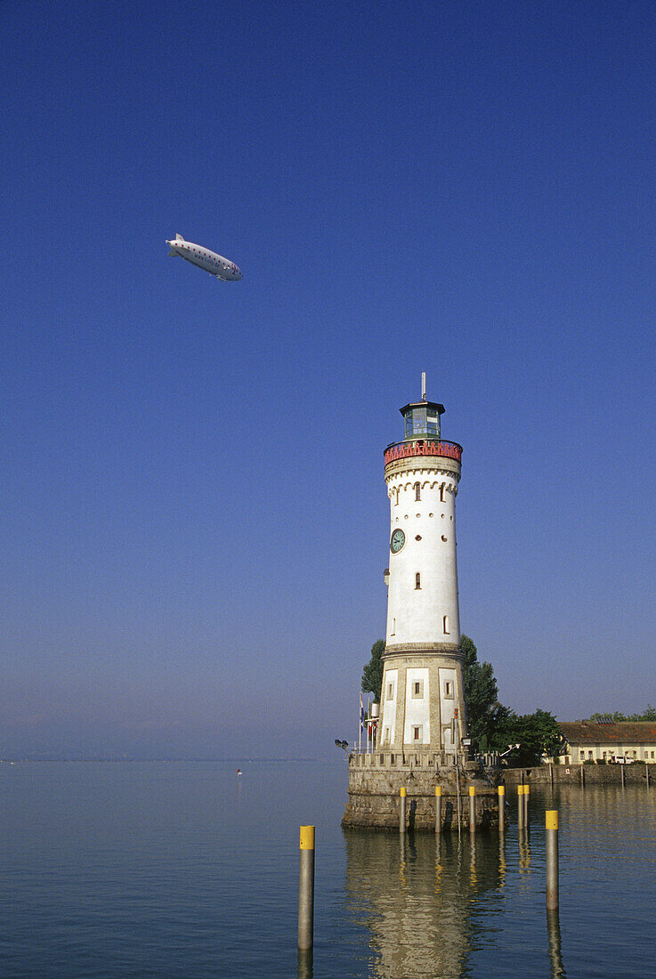 Leuchtturm und Zeppelin vor blauem Himmel, Lindau, Bodensee, Baden-Württemberg, Deutschland