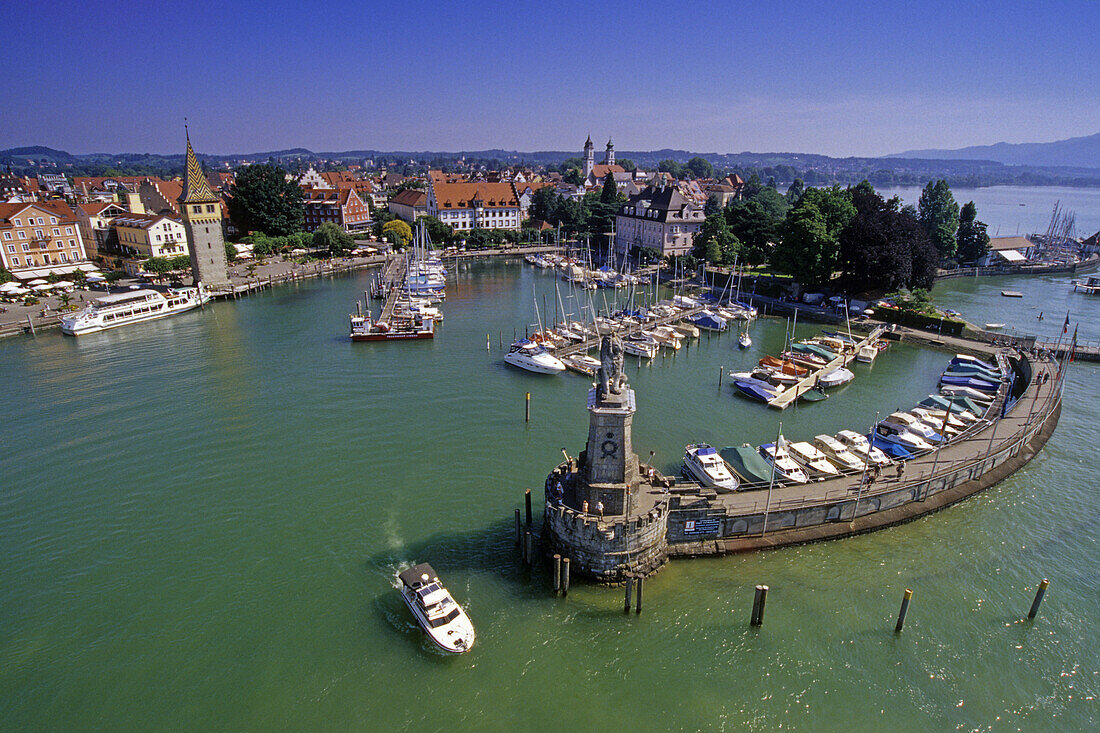 Blick auf den Hafen von Lindau, Bodensee, Bayern, Deutschland