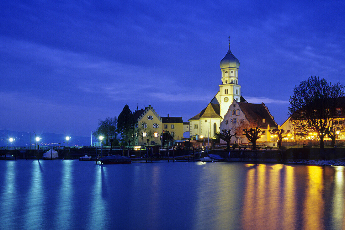 Schloss und Pfarrkirche St. Georg bei Nacht, Wasserburg am Bodensee, Bayern, Deutschland