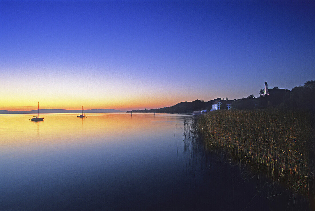 Blick vom Seeufer zur Wallfahrtskirche Kloster Birnau am Abend, Bodensee, Baden-Württemberg, Deutschland