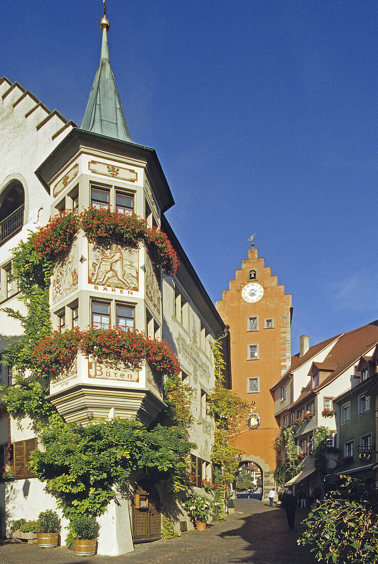 Blick zum Obertor und Haus Bären in der Altstadt, Meersburg, Baden-Württemberg, Deutschland